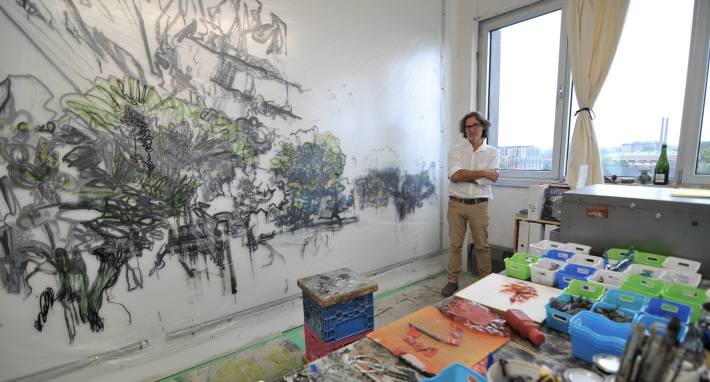 Le peintre et concepteur scénique Pierre Przysiezniak du Regroupement Pied Carré, dans son atelier rue de Gaspé (crédits photo: Félix Blanc)